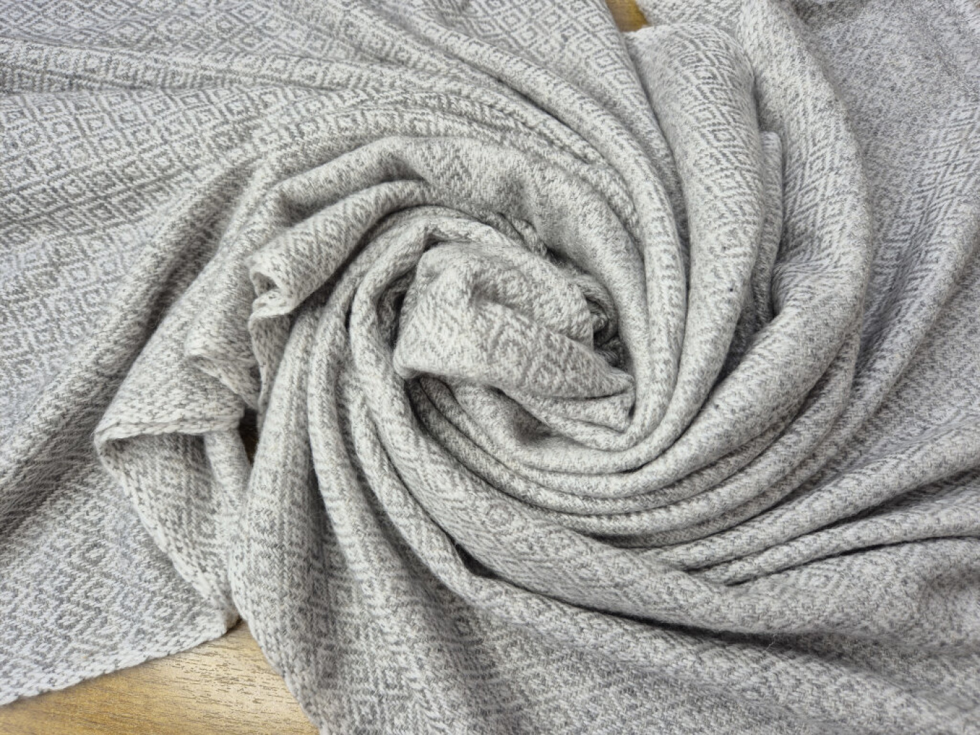 Weicher handgewebter Kaschmir-Schal in Silbergrau mit feinem Rauten-Webmuster – LWH Nepal